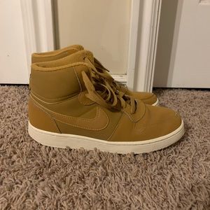 nike courts size US 8 in women’s super cute and barely worn and SUPER COMFY!